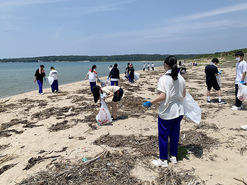 海水浴シーズンを前に高校生がボランティア 石川・志賀町の増穂浦海岸清掃